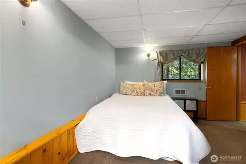 Bedroom - 16119 Crystal River Ranch Rd E, Greenwater, WA 98022 photo 2 of 2