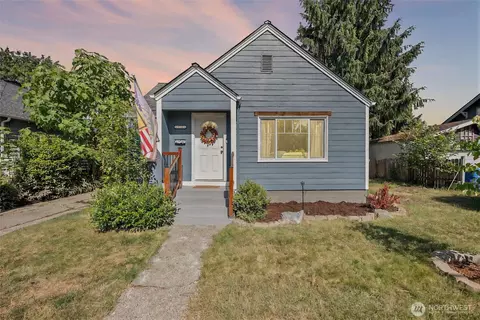 511 4th St NW, Puyallup, WA 98371
