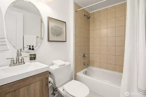 Bath - 224 26th Ave E #B, Seattle, WA 98112 photo 3 of 3