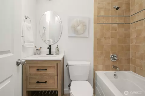 Bath - 224 26th Ave E #B, Seattle, WA 98112 photo 2 of 3