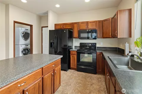 Kitchen - 1749 181st St E, Spanaway, WA 98387 photo 4 of 4