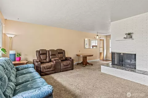 Living - 2320 Cascade Way, Longview, WA 98632 photo 4 of 5