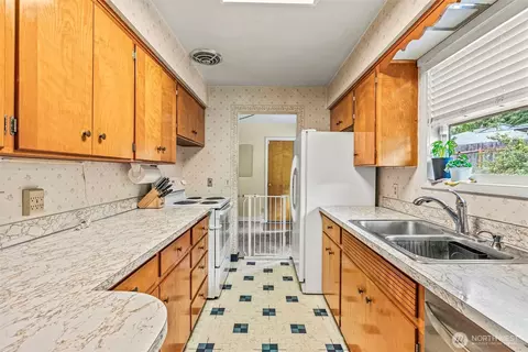 Kitchen - 2320 Cascade Way, Longview, WA 98632 photo 3 of 4