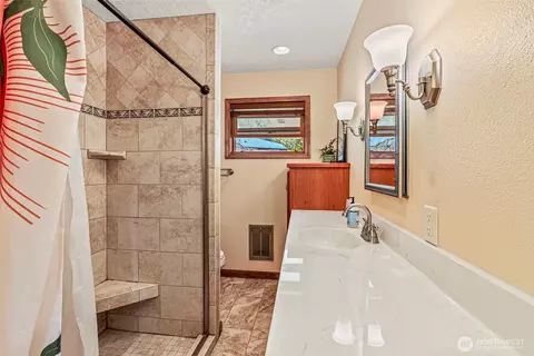 Bath - 2320 Cascade Way, Longview, WA 98632 photo 1 of 2