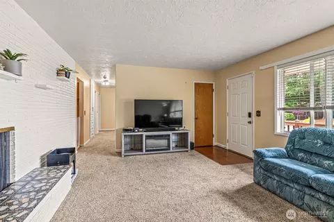 Living - 2320 Cascade Way, Longview, WA 98632 photo 3 of 5