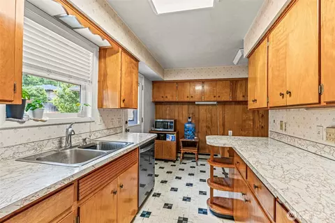 Kitchen - 2320 Cascade Way, Longview, WA 98632 photo 4 of 4