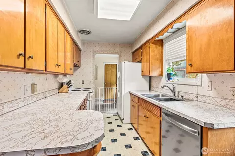 Kitchen - 2320 Cascade Way, Longview, WA 98632 photo 2 of 4