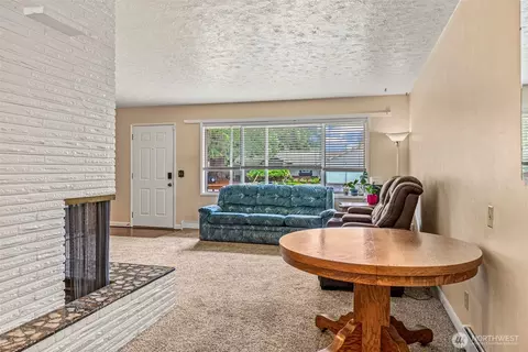 Living - 2320 Cascade Way, Longview, WA 98632 photo 5 of 5