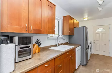 Kitchen - 11927 E Gibson Rd, Everett, WA 98204 photo 5 of 6