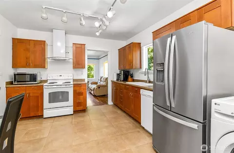 Kitchen - 11927 E Gibson Rd, Everett, WA 98204 photo 1 of 6