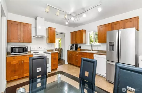 Kitchen - 11927 E Gibson Rd, Everett, WA 98204 photo 3 of 6