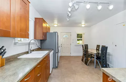 Kitchen - 11927 E Gibson Rd, Everett, WA 98204 photo 4 of 6