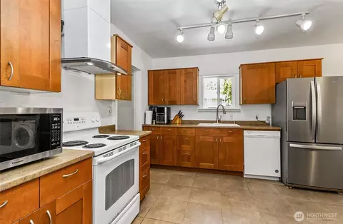 Kitchen - 11927 E Gibson Rd, Everett, WA 98204 photo 2 of 6
