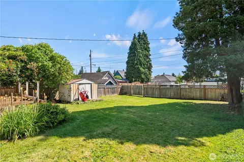 Exterior - 2415 Cedar St, Everett, WA 98201 photo 2 of 3
