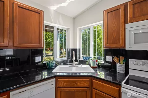 Kitchen - 134 Wind River Dr, Chehalis, WA 98532 photo 2 of 2