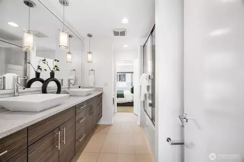 Bath - 203 20th Ave E, Seattle, WA 98112 photo 3 of 4