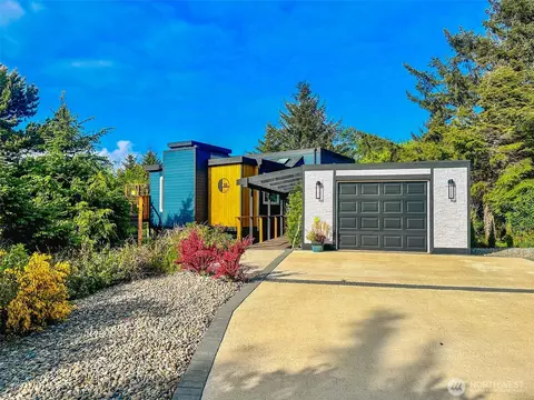11 Garnet Pl, Pacific Beach, WA 98571