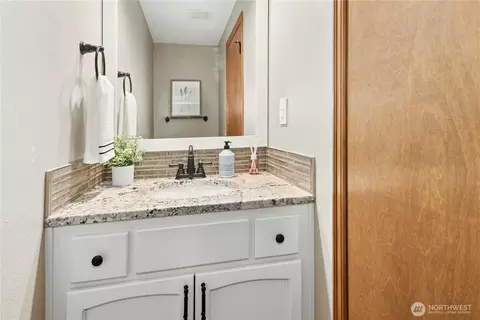 Bath - 1525 145th Pl SE, Mill Creek, WA 98012 photo 2 of 5