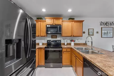 Kitchen - 20010 19th Ave E, Spanaway, WA 98387 photo 2 of 3