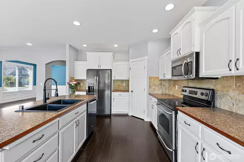 Kitchen - 1208 Goldfinch Ave SW, Orting, WA 98360 photo 4 of 5