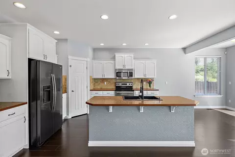 Kitchen - 1208 Goldfinch Ave SW, Orting, WA 98360 photo 5 of 5