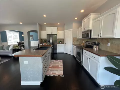 Kitchen - 1208 Goldfinch Ave SW, Orting, WA 98360 photo 2 of 5