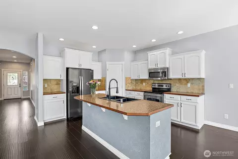 Kitchen - 1208 Goldfinch Ave SW, Orting, WA 98360 photo 3 of 5
