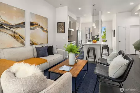 Living - 111 Martin Luther King Jr Way, Seattle, WA 98122 photo 2 of 5