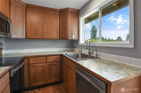Kitchen - 21202 SE 414th St, Enumclaw, WA 98022 photo 2 of 2