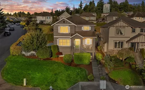 16708 Woodside Dr SE, Renton, WA 98058