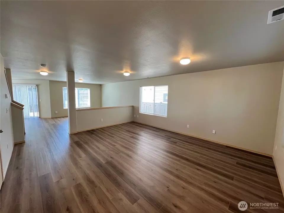 Living - 17709 Silver Creek Ave E, Puyallup, WA 98375 photo 2 of 5