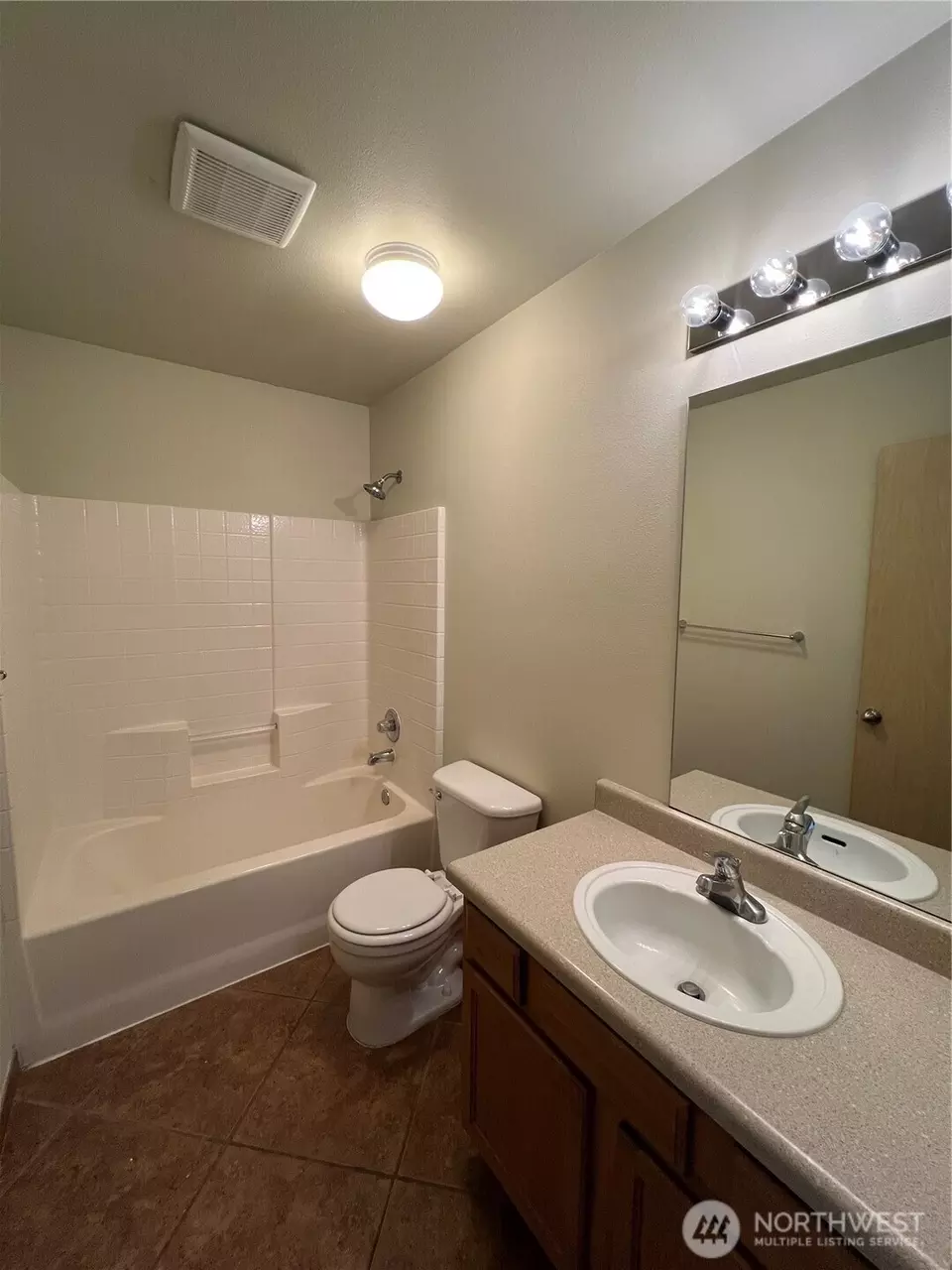 Bath - 17709 Silver Creek Ave E, Puyallup, WA 98375 photo 2 of 2