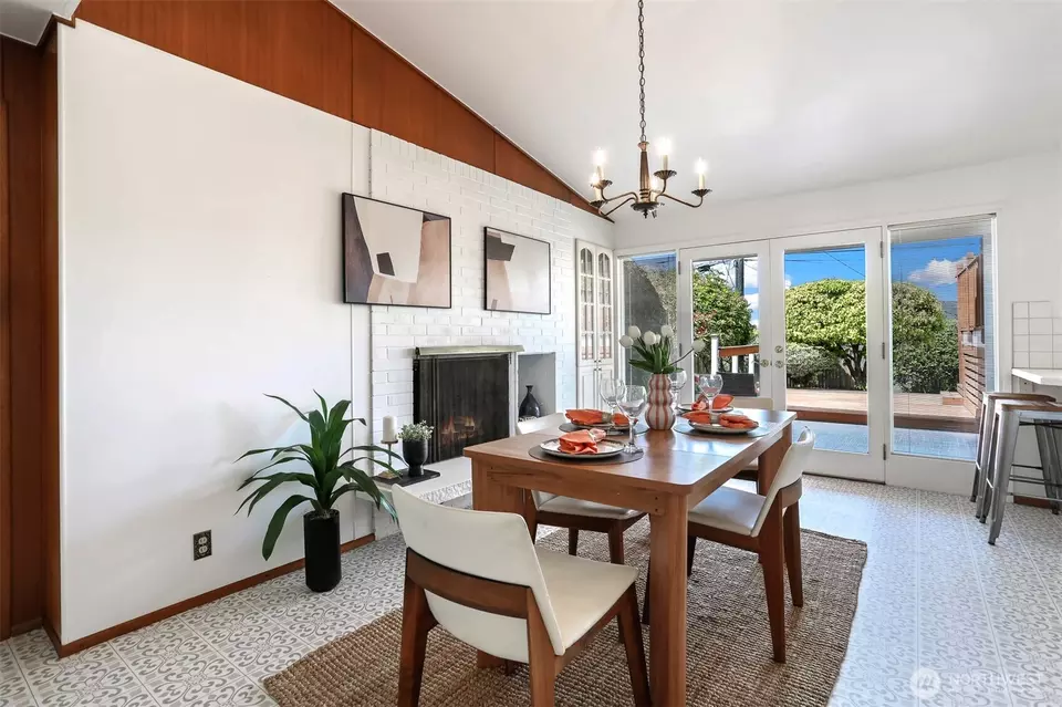 Dining - 8643 21st Ave NW, Seattle, WA 98117 photo 2 of 4