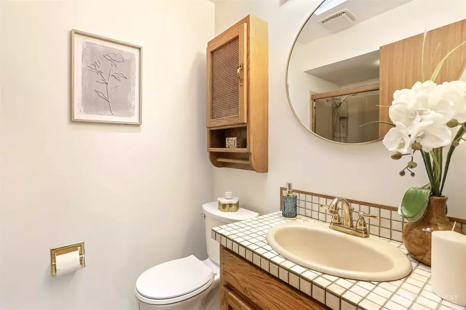 Bath - 8643 21st Ave NW, Seattle, WA 98117 photo 1 of 3