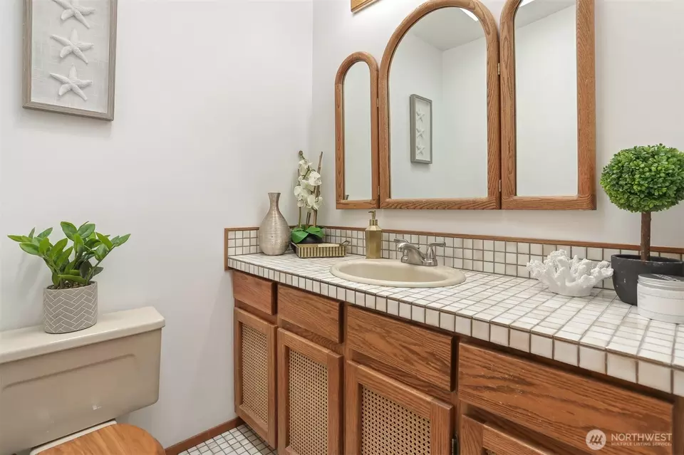 Bath - 8643 21st Ave NW, Seattle, WA 98117 photo 3 of 3