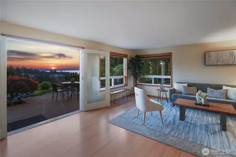 Living - 4920 Seahurst Ave, Everett, WA 98203 photo 2 of 4