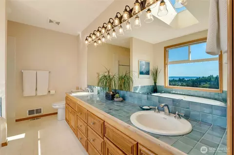 Bath - 4920 Seahurst Ave, Everett, WA 98203 photo 4 of 5