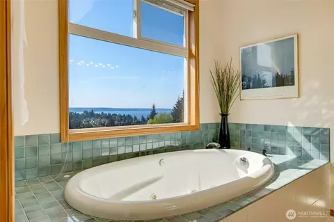 Bath - 4920 Seahurst Ave, Everett, WA 98203 photo 2 of 5