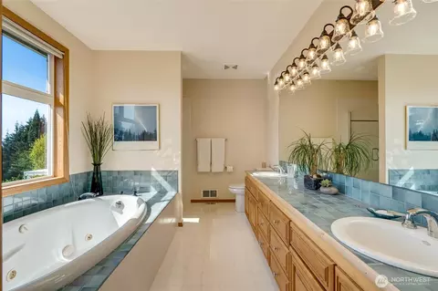 Bath - 4920 Seahurst Ave, Everett, WA 98203 photo 3 of 5
