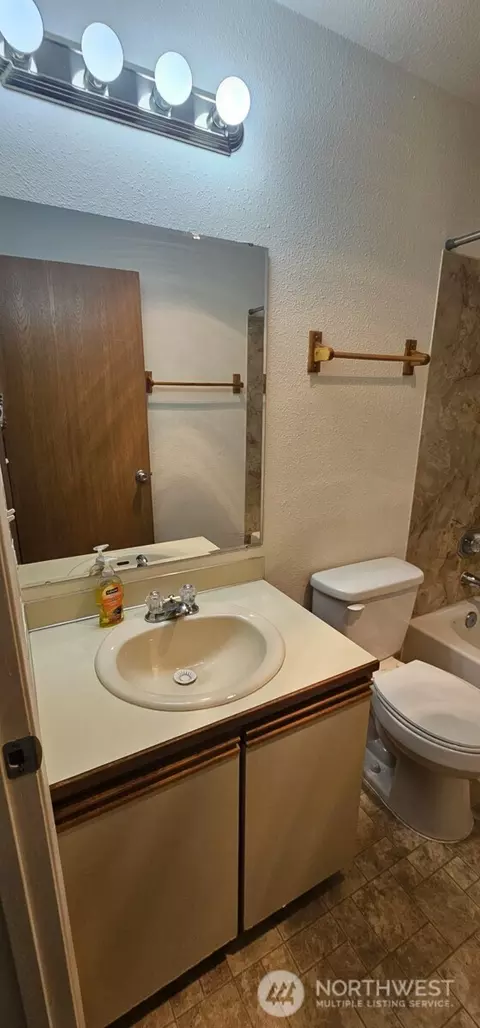 Bath - 312 Charwila Ln, Enumclaw, WA 98022 photo 1 of 2