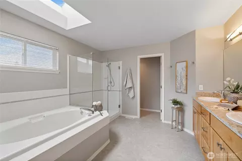 Bath - 11318 34th Dr SE, Everett, WA 98208 photo 3 of 4