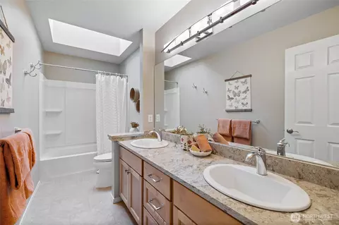 Bath - 11318 34th Dr SE, Everett, WA 98208 photo 4 of 4