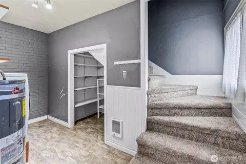 Entry Way - 516 26th Ave, Longview, WA 98632 photo 4 of 4