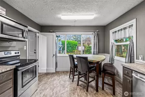 Kitchen - 516 26th Ave, Longview, WA 98632 photo 2 of 3