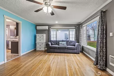 Living - 516 26th Ave, Longview, WA 98632 photo 1 of 3