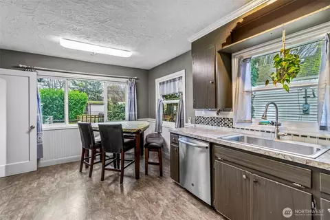 Kitchen - 516 26th Ave, Longview, WA 98632 photo 1 of 3