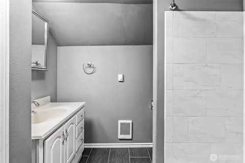 Bath - 516 26th Ave, Longview, WA 98632 photo 3 of 3