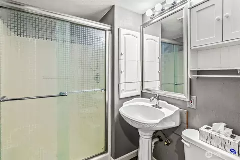 Bath - 516 26th Ave, Longview, WA 98632 photo 1 of 3