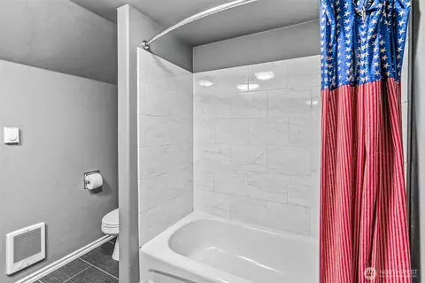 Bath - 516 26th Ave, Longview, WA 98632 photo 2 of 3