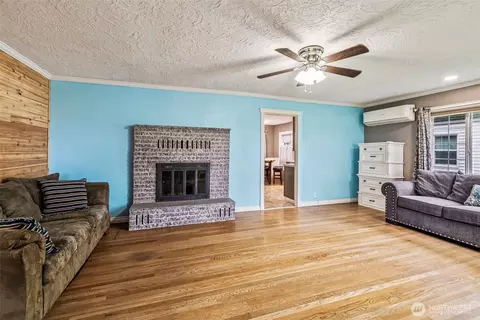 Living - 516 26th Ave, Longview, WA 98632 photo 2 of 3